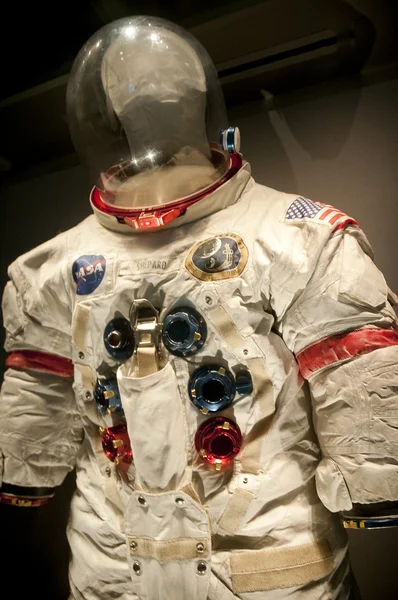 在美国佛罗里达州卡纳维拉尔角肯尼迪航天中心的宇航员西装 — 图库照片