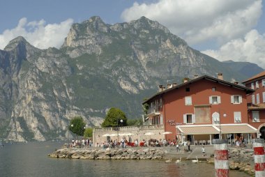 Torbole İtalya Trento bölgesinde Baldo zincirinin aşırı Kuzey-Batı ekte yer almaktadır. ve bir amfiteatr Garda Gölü üzerinde olarak ayarlanır.