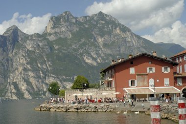 Torbole İtalya Trento bölgesinde Baldo zincirinin aşırı Kuzey-Batı ekte yer almaktadır. ve bir amfiteatr Garda Gölü üzerinde olarak ayarlanır.