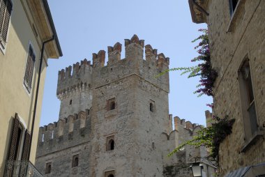 Sirmione bir Scalieri kale ile Kuzey İtalya'daki bu gölde güzel küçük kasaba kasaba koruyan biridir.