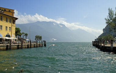 Bir Riva Del Garda Garda Gölü üzerinde müstahkem bir şehirdir