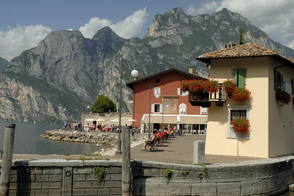 Torbole si trova sull'estrema appendice nord-occidentale della catena del Baldo, in provincia di Trento. ed è ambientato come anfiteatro sul Lago di Garda . — Foto Stock