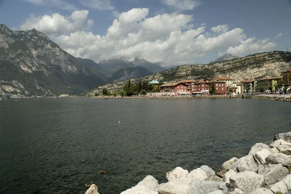 Torbole est situé à l'extrême nord-ouest de l'appendice de la chaîne Baldo dans la région de Trente en Italie. et il est situé comme un amphithéâtre sur le lac de Garde . — Photo