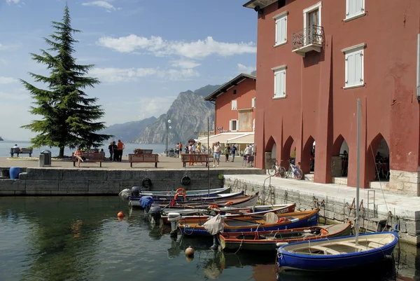 Torbole ligt aan het uiterste Noord-West aanhangsel van de Baldo-keten in de Trento regio van Italië. en het is ingesteld als een amfitheater op het Gardameer. — Stockfoto