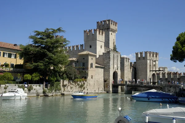 Мбаппе - один из красивейших маленьких городков на этом озере на севере Италии, город охраняет замок Скальери . — стоковое фото