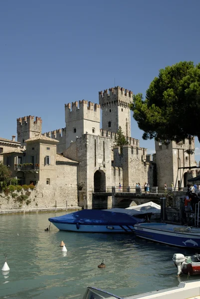 Sirmione è una delle graziose cittadine di questo lago del Nord Italia con un Castello Scalieri a guardia della città . — Foto Stock