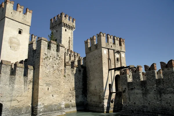 Sirmione es una de las pequeñas ciudades encantadoras en este lago en el norte de Italia con un castillo de Scalieri custodiando la ciudad . —  Fotos de Stock