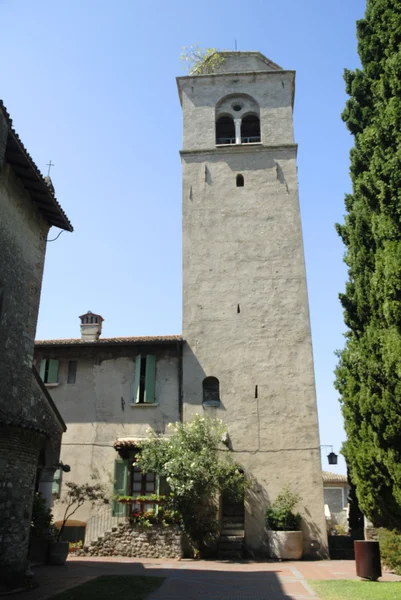 Sirmione is one of the lovely small towns on this lake in Northern Italy with a Scalieri Castle guarding the town. — Stock Photo, Image