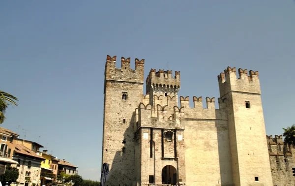 Sirmione es una de las pequeñas ciudades encantadoras en este lago en el norte de Italia con un castillo de Scalieri custodiando la ciudad . —  Fotos de Stock