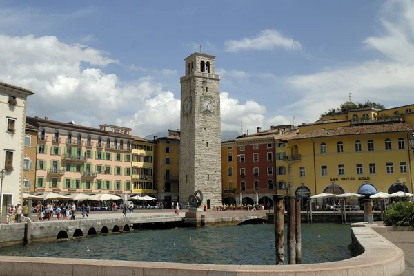 Riva Del Garda é uma cidade fortificada no Lago de Garda — Fotografia de Stock