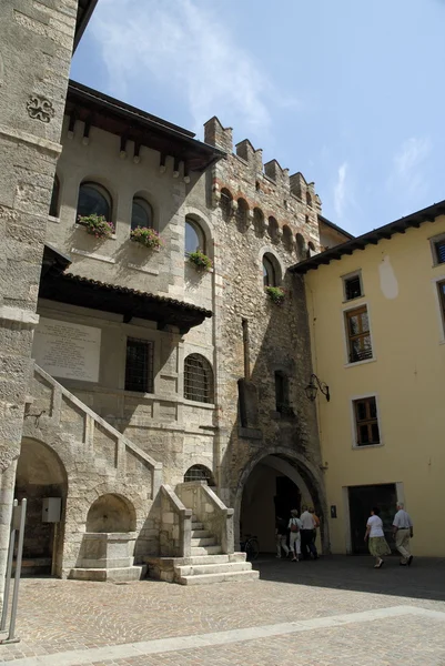 Riva Del Garda är en av den befästa staden på Gardasjön-Italien — Stockfoto