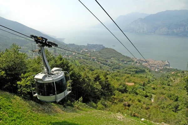 Na szczyt Monte Baldo powyżej Malcesine nad brzegiem jeziora Garda w północnych Włoszech — Zdjęcie stockowe