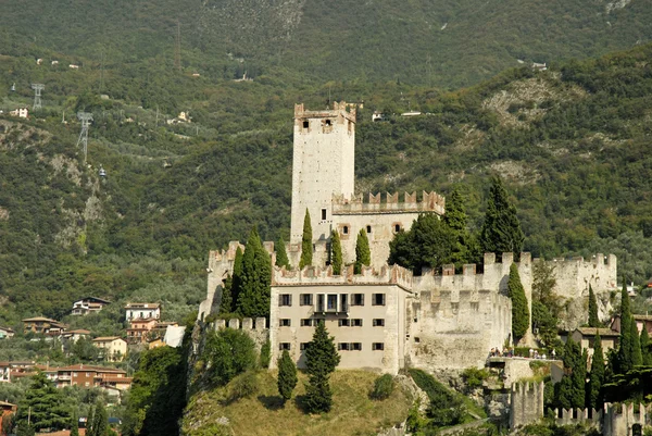 Malcesine op het Gardameer in Noord-Italië — Stockfoto