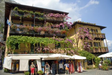 Limone Garda Gölü üzerinde en ünlü turistik beldelerinden biridir