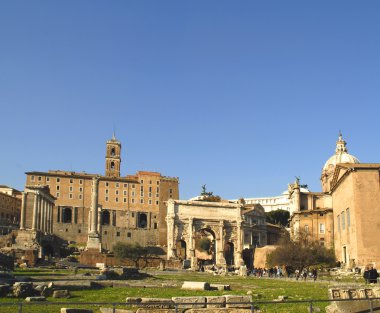 Antik tapınaklar ve anıtlar ile Roma İtalya ortasında bir forumdur