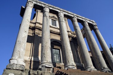 Antik tapınaklar ve anıtlar ile Roma İtalya ortasında bir forumdur