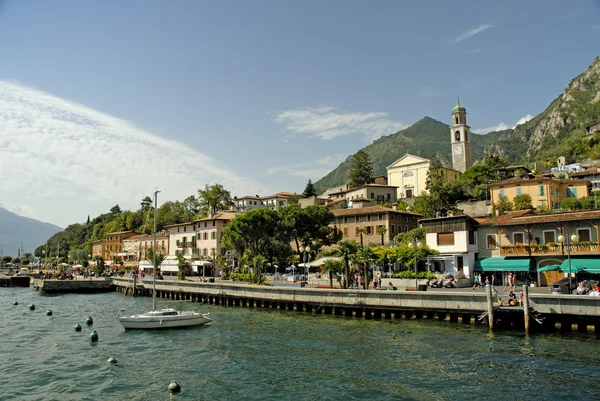 Limone é um dos resorts turísticos mais renomados no Lago de Garda — Fotografia de Stock