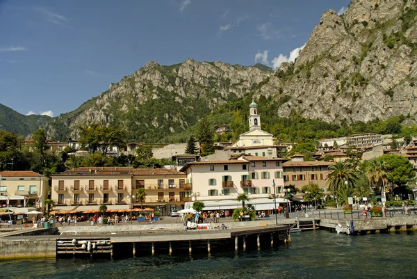 Limone jest jednym z najbardziej znanych ośrodków turystycznych nad jeziorem Garda — Zdjęcie stockowe