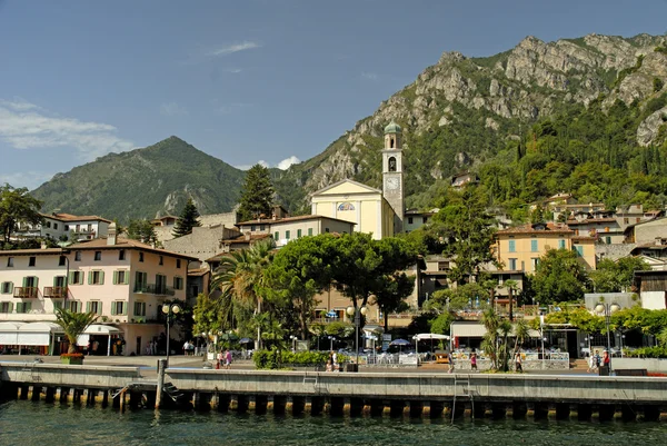 Limone is one of the most renowned tourist resorts on Lake Garda — Stock Photo, Image