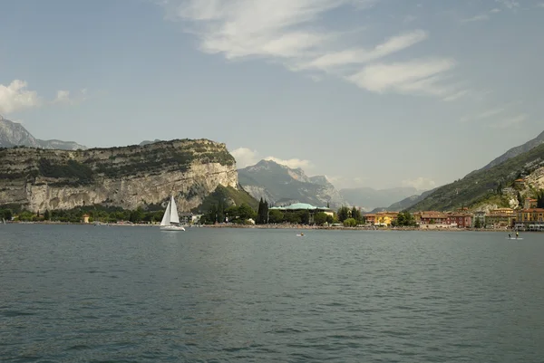 Pohled z jezera Garda v severní Itálii — Stock fotografie