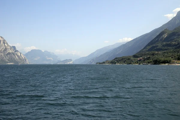 Vista do lago Garda no norte da Itália — Fotografia de Stock