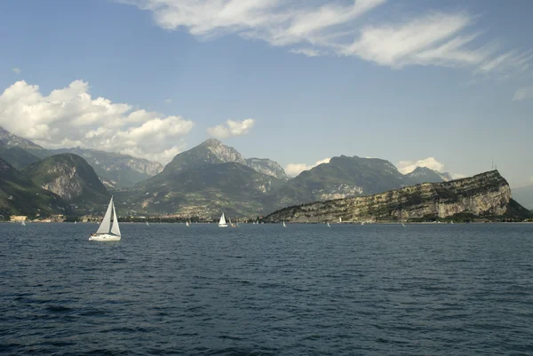 Vista do lago Garda no norte da Itália — Fotografia de Stock
