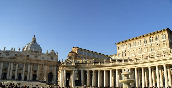 The Basilica of St Peters in the Vatican City in the centre of Rome Italy — Stock Photo, Image