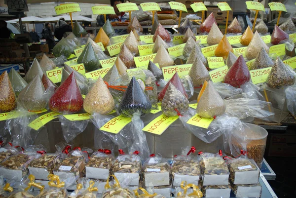 Trh na Campo di Fiori v Římě — Stock fotografie