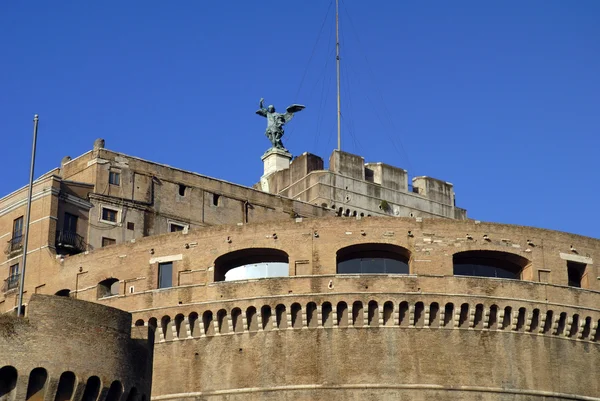Замок Сантанджело на берегу реки Тибр в Риме Италия — стоковое фото