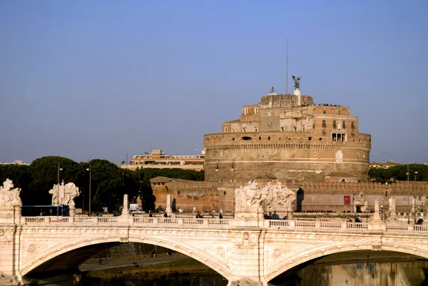 De Castel Santangelo aan de oevers van de rivier de Tiber in Rome Italië — Stockfoto