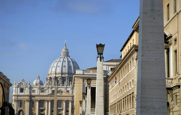 Площадь Св. Петра и базилика в Риме Италия — стоковое фото