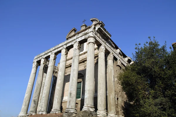 Das antike forum mit seinen tempeln und denkmälern befindet sich mitten in der stadt rom italien — Stockfoto