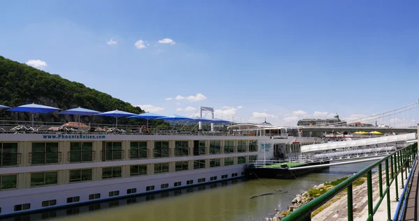 Panorama do rio Danúbio enquanto flui pela cidade de Budapeste Hungria — Fotografia de Stock