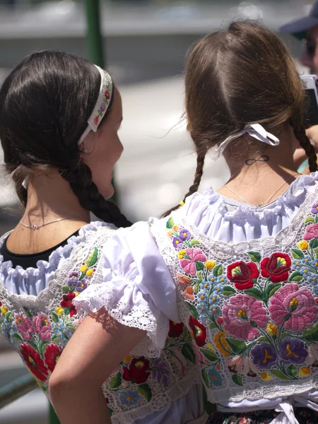 Girls in Traditional Dress in Budapest Hungary — Stock Photo, Image