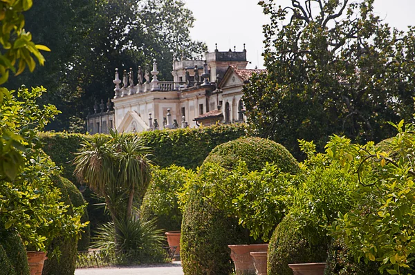 Villa Pisani čelí Brenta kanál asi 30 kilometrů od Benátky Itálie — Stock fotografie