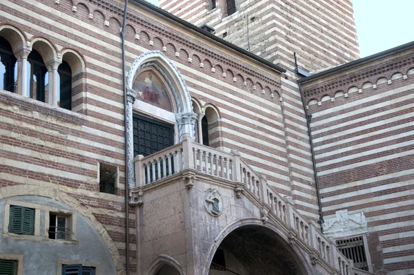 Edificio a rayas en Verona Norte de Italia — Foto de Stock