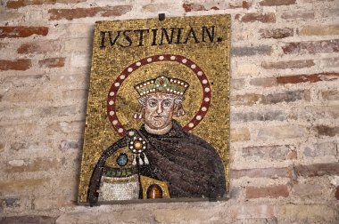 İmparator Justinian 10.asır mozaik Ravenna İtalya içinde