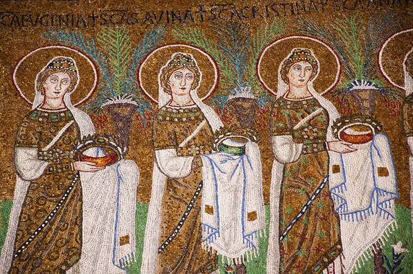 The Wise Virgins in the 10th century mosaics in church in Ravenna, Italy — Stock Photo, Image