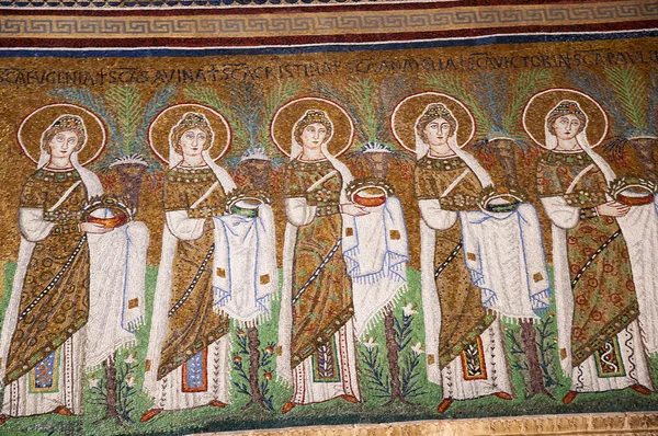 The Wise Virgins in the 10th century mosaics in church in Ravenna, Italy — Stock Photo, Image