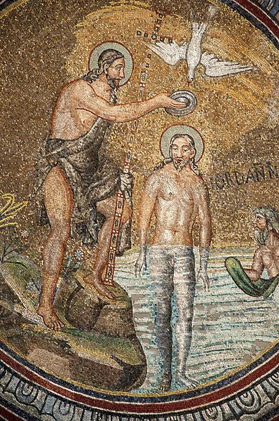 Johannes Døperen og Jesus i mosaikk fra 900-tallet i kirken i Ravenna, Italia – stockfoto