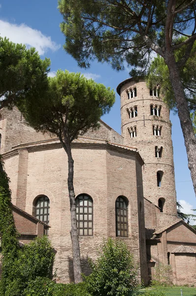 Romaanse buitenkant van kerk in Ravenna, Italië — Stockfoto