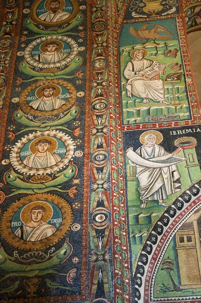 10: e århundradet mosaik i kyrkan i Ravenna Italien — Stockfoto