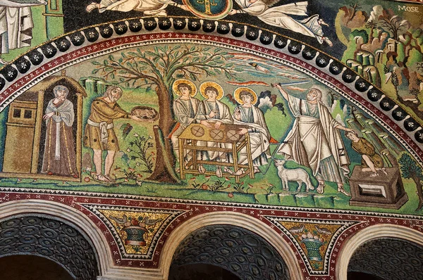 Mosaïque d'Abraham du Xe siècle sacrifiant son fils Isaac sur le mur de l'église de Ravenne Italie — Photo