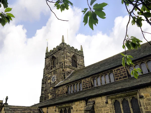 All Saints Church à Ilkley qui est une ville thermale dans le West Yorkshire, dans le nord de l'Angleterre . — Photo