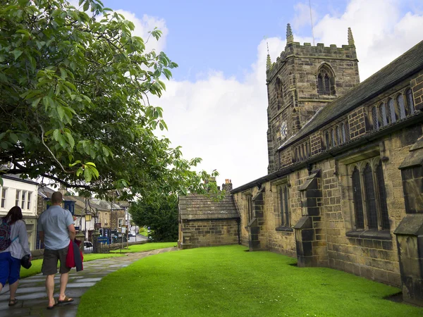 Kościół wszystkich świętych w Ilkley, który to słynne uzdrowisko w West Yorkshire, w północnej Anglii. — Zdjęcie stockowe