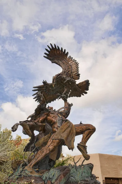 Gebürtiger amerikaner mit adlerskulptur in santa fe new mexico usa — Stockfoto