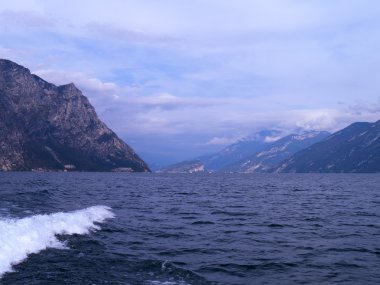 Kuzey İtalya'daki Garda Gölü çevreleyen dağlar