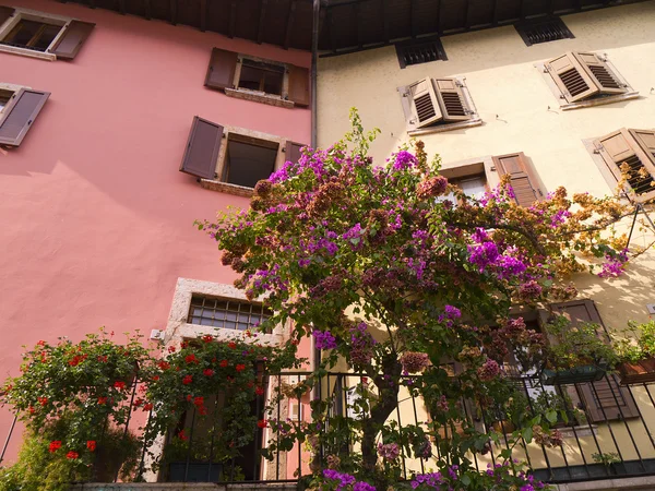 Detalhes arquitetônicos em Limone, no Lago de Garda Itália — Fotografia de Stock