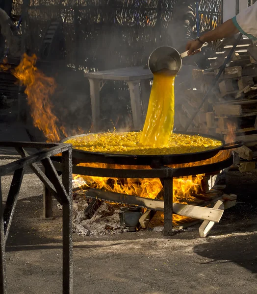 Bir Paella Nerja İspanya devasa bir tavada pişirme aşamaları