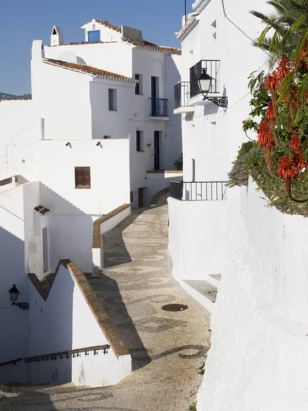 Las estrechas calles del casco antiguo de Frigiliana un pueblo de montaña en la Costa del Sol en España — Foto de Stock